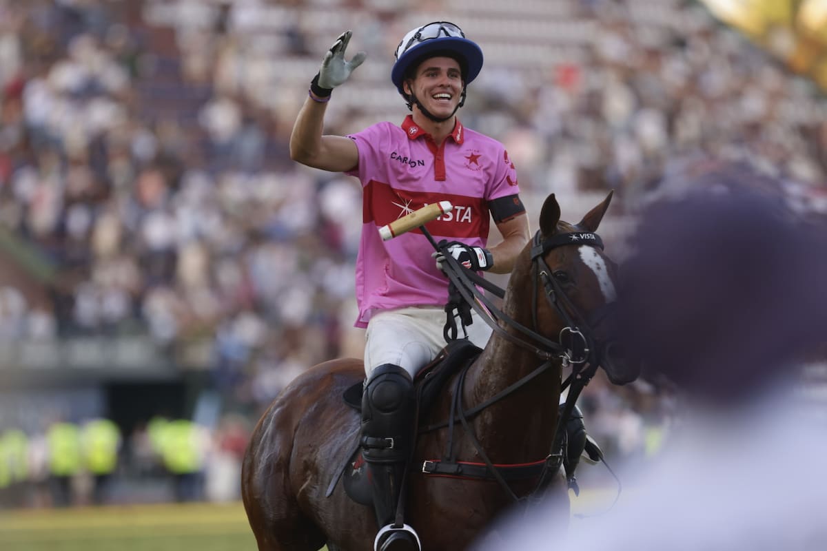 La sonrisa de Cruz Heguy es la de todos en los palenques de Indios Chapaleufú: el equipo volvió a la cancha 1 de Palermo con un triunfazo sobre La Hache, el campeón de Tortugas, en el Abierto de Palermo.