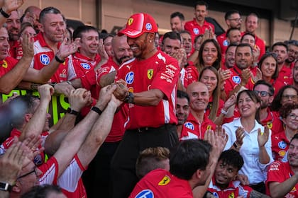 La sonrisa de Lewis Hamilton, la alegría de Ferrari; el séptuple campeón de la Fórmula 1 empezó a trabajar en la reinvención de la Scuderia y la propia desde hace más de un año