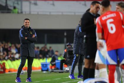 La sonrisa de Lionel Scaloni, en una pausa del partido por una falta que terminó sólo en tarjeta amarilla; la goleada le dio otra alegría al DT
