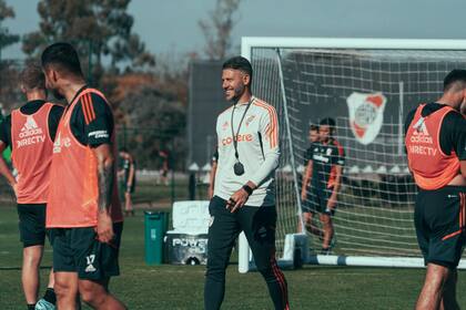 La sonrisa de Martín Demichelis es el reflejo de la felicidad que envuelve a River: puntero y a tiro del campeonato y enfocado para clasificarse para los octavos de final de la Copa Libertadores