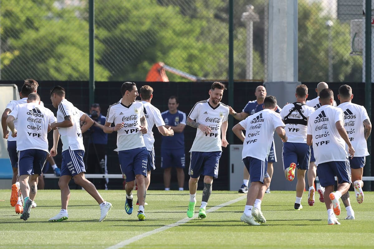 La sonrisa de Messi y Di María durante la entrada en calor, hoy en el predio Joan Gamper