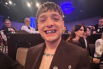 La sonrisa de Peso Pluma en uno de los eventos de los Grammy 2024 generó opiniones divididas entre los fans