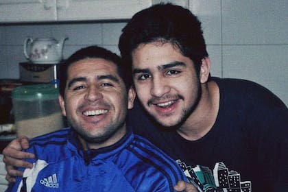 La sonrisa de Román, junto a su hermano Gastón