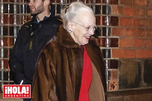 La sonrisa de Su Majestad deja claro que volvió la calma familiar después de la crisis que provocó que tomara la decisión de quitar el título de príncipes a cuatro de sus nietos. De hecho, toda la familia celebró con ella la Nochebuena en el castillo de Marselisborg.