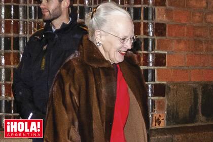 La sonrisa de Su Majestad deja claro que volvió la calma familiar después de la crisis que provocó que tomara la decisión de quitar el título de príncipes a cuatro de sus nietos. De hecho, toda la familia celebró con ella la Nochebuena en el castillo de Marselisborg.