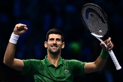 La sonrisa de un triunfador: Novak Djokovic superó en dos tie breaks al sorprendente Taylor Fritz en la primera semifinal del Masters de Turín.