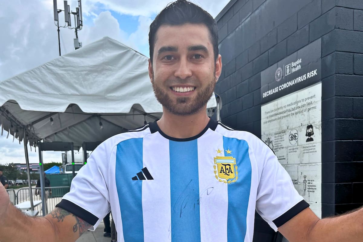 La sonrisa del empleado que se fue con la firma de Messi en su camiseta