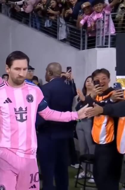 La sonrisa del fanático al chocar su mano con Messi