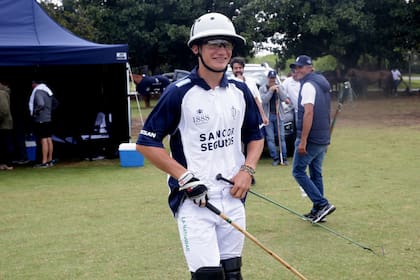 La sonrisa tiene un motivo: Camilo Castagnola está por montar a caballo y hacer su estreno absoluto en la Triple Corona, a los 16 años.