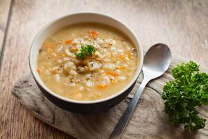 La sopa de pescado es una excelente fuente de proteína magra, rica en ácidos grasos omega-3, que son esenciales para la salud del corazón y la función cognitiva