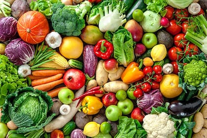 La sopa minestrone está hecha con verduras como: zanahoria, apio, col de Bruselas y hasta fideos