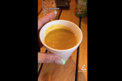 La sopa se la sirvieron en un vaso descartable (Captura video)