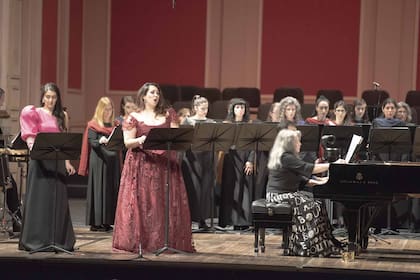 La soprano Jaquelina Livieri y la mezzo Guadalupe Barrientos, junto a Martha Argerich, en Las bodas, de Stravinsky, en el cierre del Festival Argerich, anoche, en el Teatro Colón