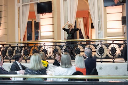 La soprano lució un vestido de Fabricio Kozlowski.