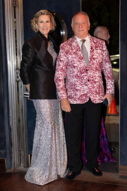 La soprano Sara Fleming (con vestido largo de lentejuelas, que compró en Estados Unidos) y Roberto Devorik, con un original saco en Toile de Jouy. "Me gusta dar el toque distinto y no estar uniformado con el clásico black tie", dijo el argentino y gran amigo de la princesa de Gales.