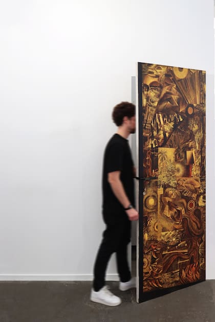 La sorpresa de esta nueva muestra romana es que también hay una instalación: una puerta cubierta de dibujos