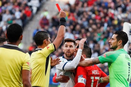 La sorpresa de Messi por la expulsión: también se irá Medel