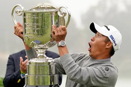 La sorpresa de Morikawa: al novato campeón del PGA Championship se le cayó la cúpula del trofeo