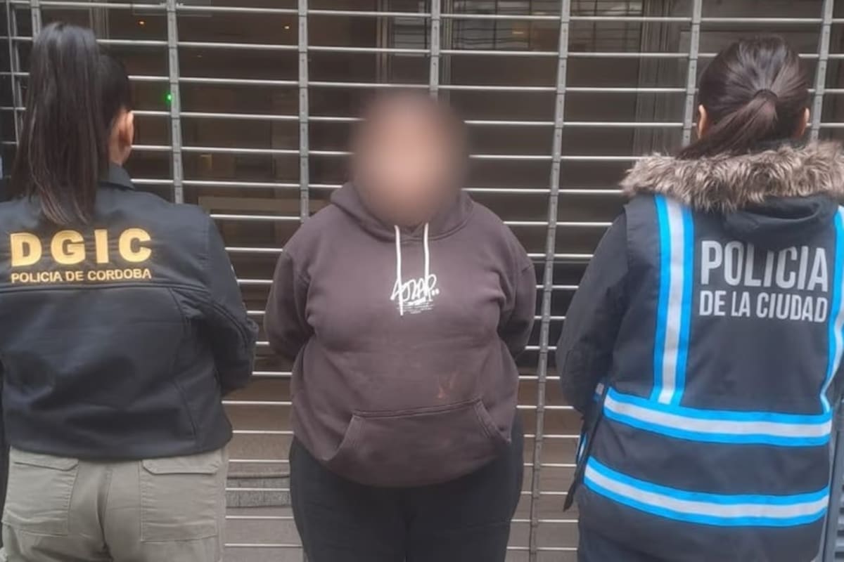 Nữ nghi phạm 22 tuổi liên quan vụ giết người ở Retiro, Buenos Aires đã bị bắt giữ tại Paraguay al 700 (Ảnh: Policía de la Ciudad)