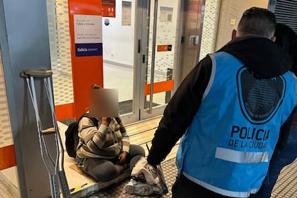 La sospechosa fue detenida por personal de la Policía de la Ciudad en la puerta de un banco de Recoleta