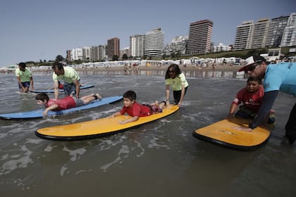 La sostiene el campeón argentino Maximiliano Prenski, junto a ONG y colaboradores; los alumnos se suben a una tabla por primera vez y, para algunos de ellos, también es el debut en la playa