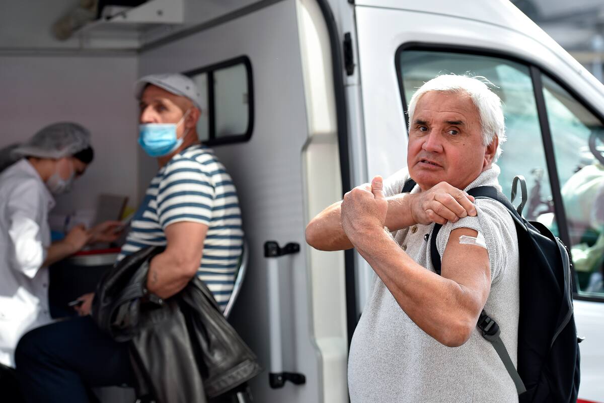 La Sputnik V fue desarrollada por el Instituto Gamaleya en Moscú, con la colaboración del Ministerio de Defensa de Rusia y fue registrada el 11 de agosto de 2020, la primera en el mundo