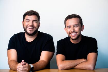 La startup fue fundada en 2021 por los colombianos Juan Pablo Ortega y Julián Núñez, quienes se conocieron trabajando en el equipo de pago de la aplicación de delivery Rappi