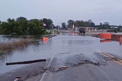 La suba del agua provocó el corte de rutas nacionales en seis departamentos