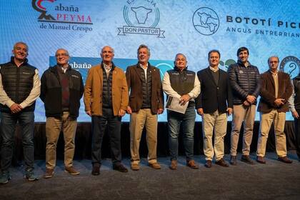 La subasta contó con autoridades de Angus y de la Sociedad Rural Argentina (SRA)
