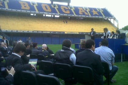 La subasta por Bouzat tuvo lugar en la Bombonera en 2021; Boca ofreció 100.000 dólares por 50% del pase, y Vélez se lo llevó al proponer 150.000.