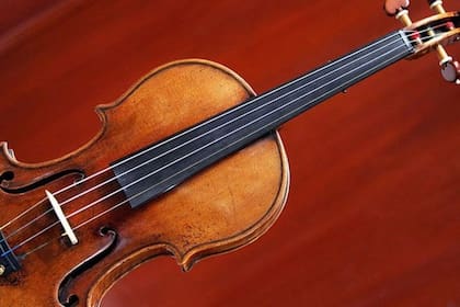 La subasta pública de instrumentos realizados por la familia Stradivari es tan infrecuente que suele ser un acontecimiento en el mundo de los coleccionistas y músicos que esperan poder tocarlos