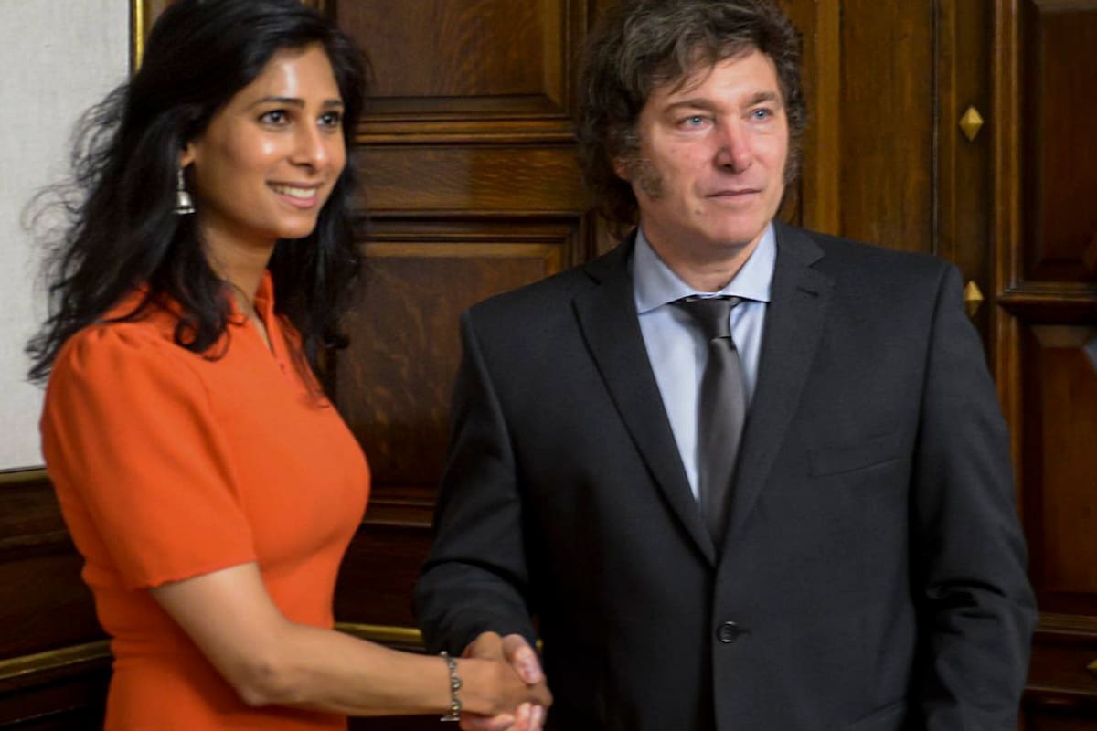 La Subdirectora Gerente del Fondo Monetario Internacional (FMI), Gita Gopinath, junto al presidente Javier Milei, en la Casa Rosada