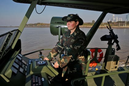 La subprefecta Lorena Franceschi forma parte de la segunda promoción de mujeres de la Prefectura Naval