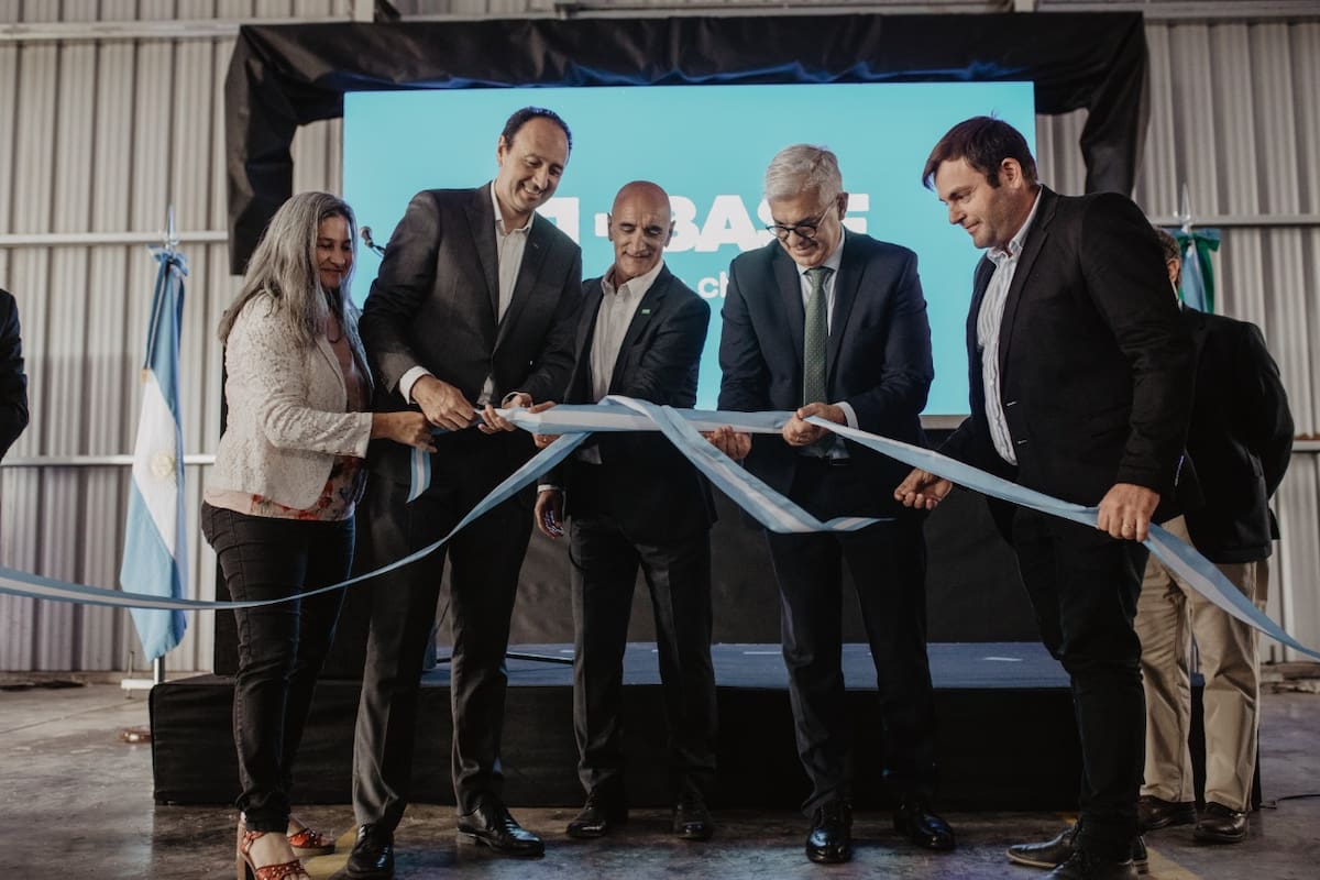 La subsecretaria de Agricultura del Ministerio de Desarrollo Agrario bonaerense Carla Seaín; el director General de Basf para Argentina, Paraguay, Uruguay y Bolivia, Andrés Monroy; el director de la División de Soluciones para la Agricultura de la empresa, Gustavo Portis; el ministro de Agricultura, Julián Domínguez, y el intendente interino de Rojas, Román Bouvier