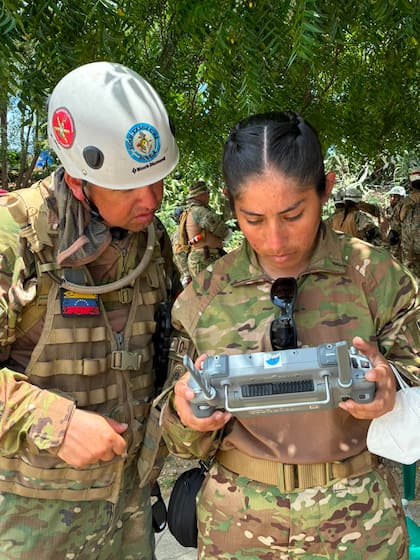 La subteniente Alcoba pilotea el dron