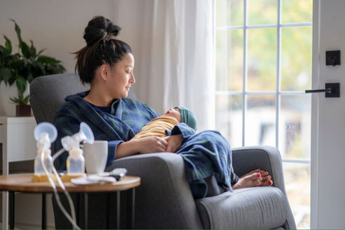 La succión -sea del bebé o simulada- es necesaria para liberar prolactina, que actúa para producir leche y oxitocina, la "hormona del amor"