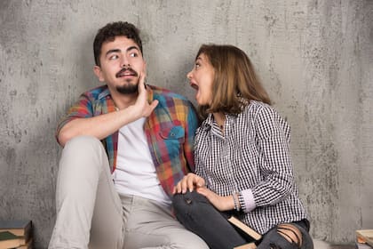 La sucesión de reproches, críticas estériles o sentimientos de pesimismo hace que la conversación sea “estúpida”