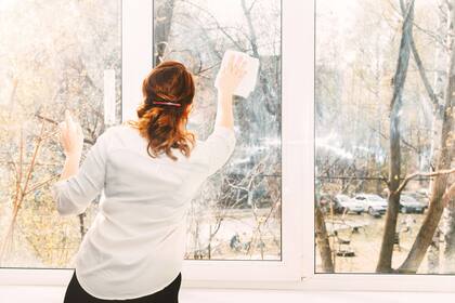 La suciedad de los rieles de las ventanas es obstinada y se siente imposible de limpiar