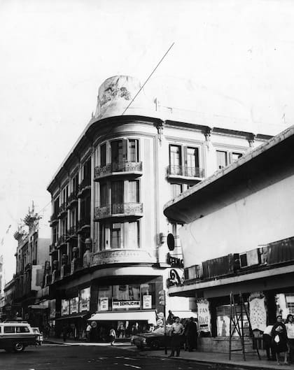 La sucursal de Dell'Acqua en Constitución, en la intersección de Bernardo de Irigoyen y Brasil, que también tenía el diseño tradicional de la casa, fue demolida para dar paso a uno de los últimos tramos de la prolongación de la 9 de Julio, en 1972.