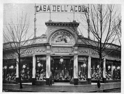 La sucursal de Mendoza de Casa Dell'Acqua también tenía el característico carro que utilizó la marca. ca 1930.