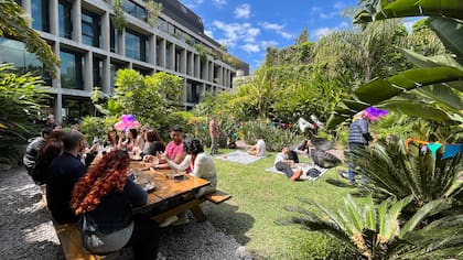 La sucursal del coworking A3 en la calle El Salvador, en Palermo, ofrece un parque para trabajar e intercambiar con colegas