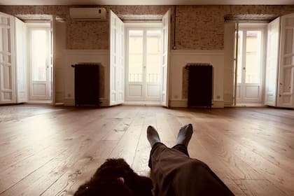 "La suerte de encontrar el hogar perfecto en Malasaña. Hoy es día de mudanzas. Y ahora un momento de paz con mi mejor amiga antes de que empiecen a llegar los muebles. El piano llega mañana. Qué maravilla todo…", dijo Rhodes.