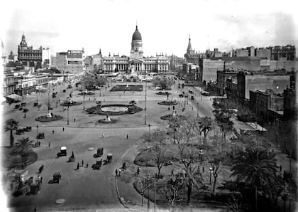 La sufragista visitó la Plaza del Congreso y opinó que la réplica de El Pensador de Rodin, en la punta más cercana a la Avda. de Mayo, era una de las mejores esculturas de la ciudad. Le llamó la atención que los porteños mudaran algunas estatuas del emplazamiento original.