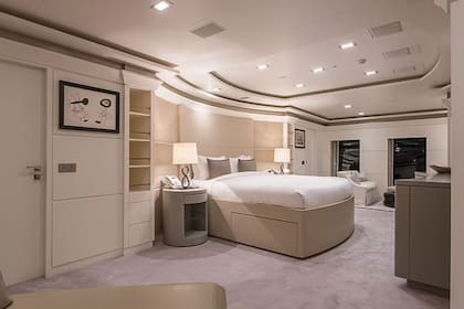 La suite principal cuenta con cama matrimonial y baño privado