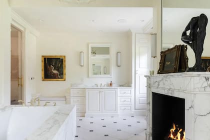 La suite principal cuenta con chimenea, baño, sala de estar y vestidor.