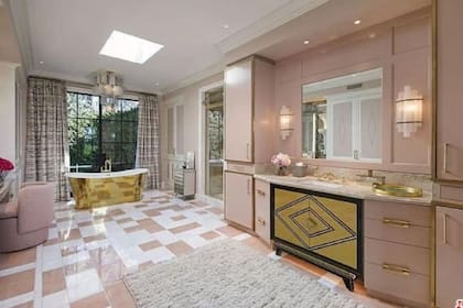La suite principal de la casa de Jennifer López y Ben Affleck tiene acabados de lujo