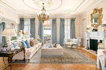 La suite principal tiene su propio living y sala de estar con balcón y vistas al inmenso parque.