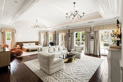La suite principal tiene un living con
hogar.