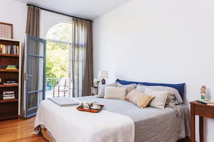 La suite tiene cortinas de tussor (Bazar Textil), ropa de cama en lino traída de un viaje y almohadones en lienzo y yute (Tienda de Costumbres).