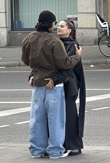 La superestrella mundial de la música Rosalía y el actor de Netflix Emilio Sakraya fueron vistos muy acaramelados en la Fraunhofer Straße, en pleno centro de Múnich, la ciudad adoptiva de Emilio (nació en Berlín)